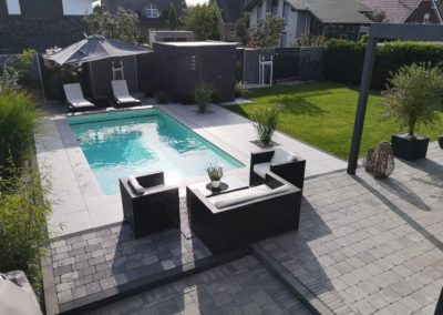 Poollandschaft mit Sitz- und Liegeecke