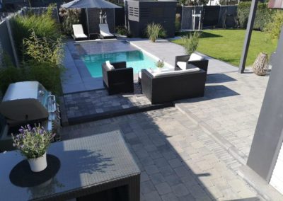 Außen-Poollandschaft mit Grill- und Sitzecke