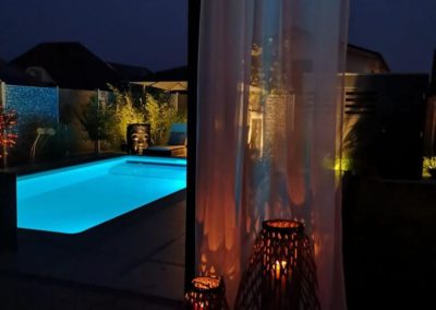 Außen Poollandschaft am Abend mit Beleuchtung